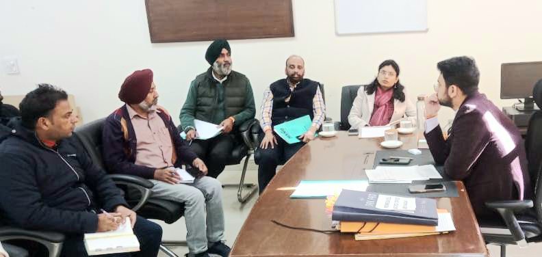 अपर जिला निर्वाचन अधिकारी नेग्राम पंचायत चुनाव को लेकर अधिकारियों के साथ बैठक की
